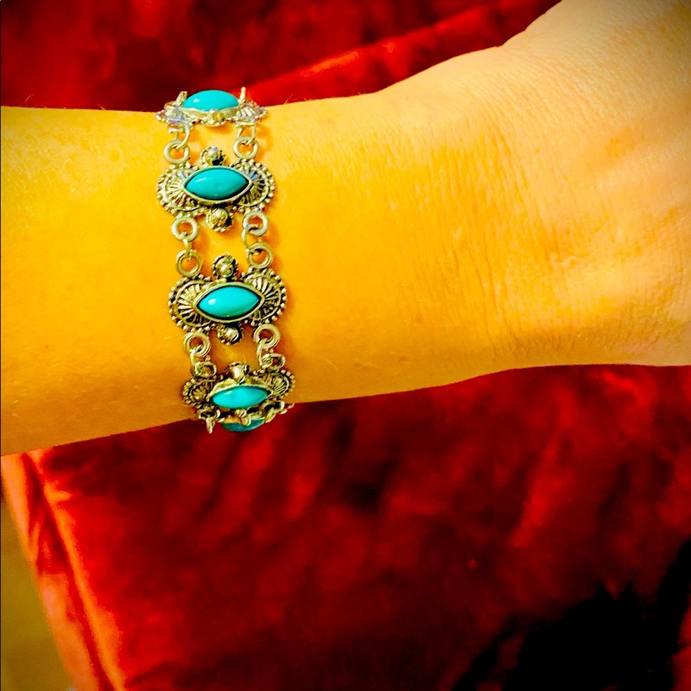 BRAND NEW beautiful SILVER and TURQUOISE bracelet - light and smooth on skin!!